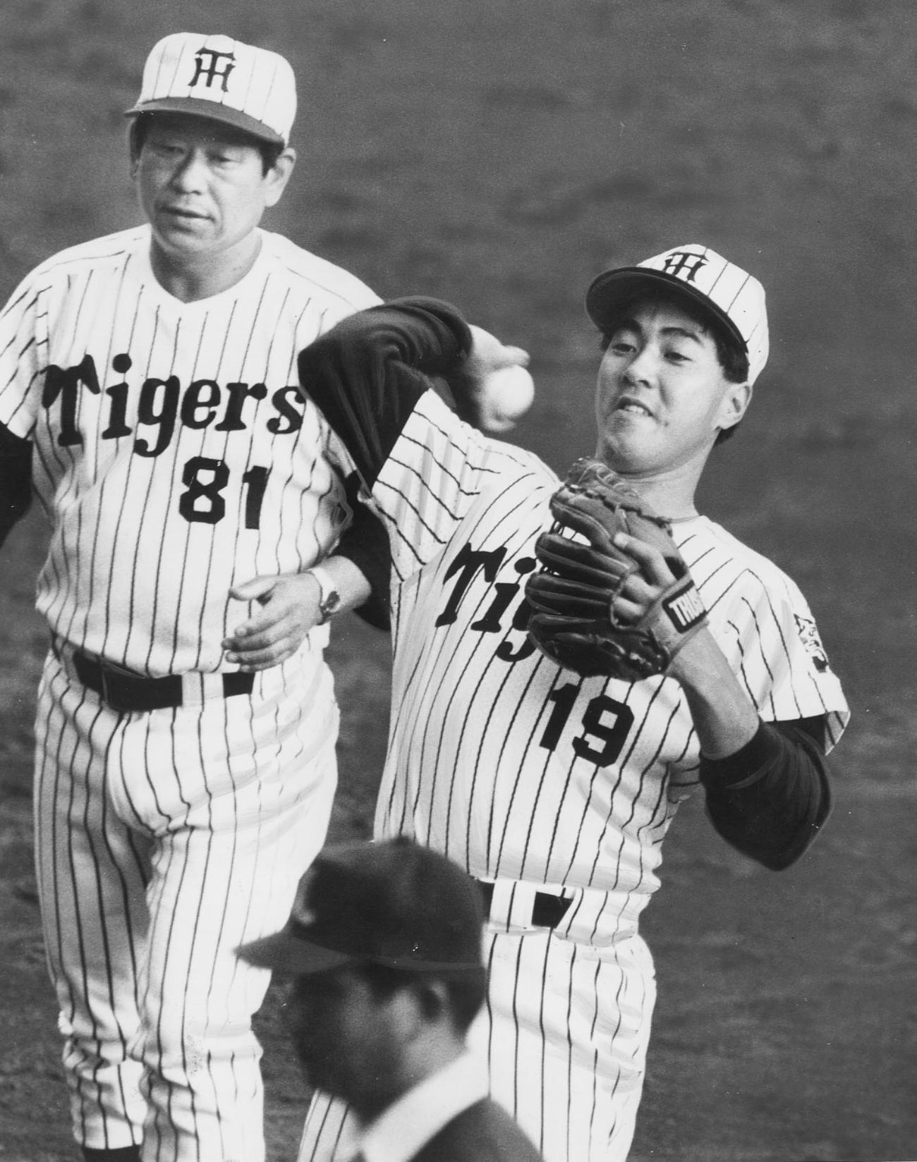 日本シリーズ第5戦　阪神対西武　8回から登板したリリーフ・エース中西清起（右）は、2イニングを無失点に抑え、阪神・吉田義男監督の出迎えを受けながら、ウイニングボールをスタンドに投げ込む（1985年10月撮影）