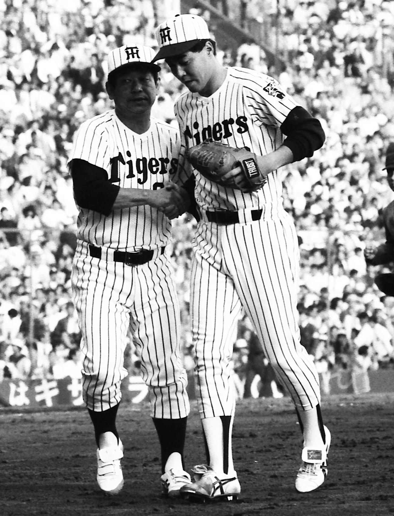 日本シリーズ第5戦　阪神対西武　最後を締めた中西清起（右）を出迎える吉田義男監督（1985年10月撮影）