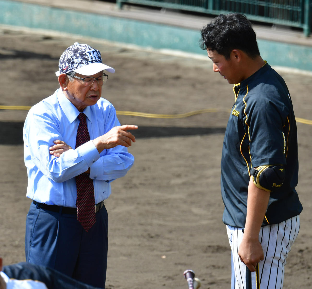 2019年2月、大山悠輔（左）と話す吉田義男さん