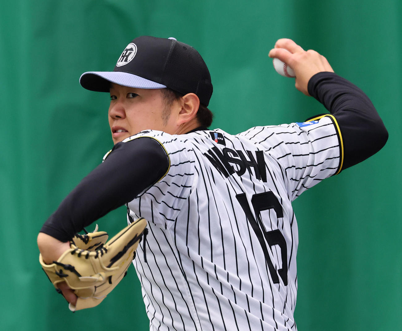 ブルペンで投球練習をする西勇（撮影・藤尾明華）