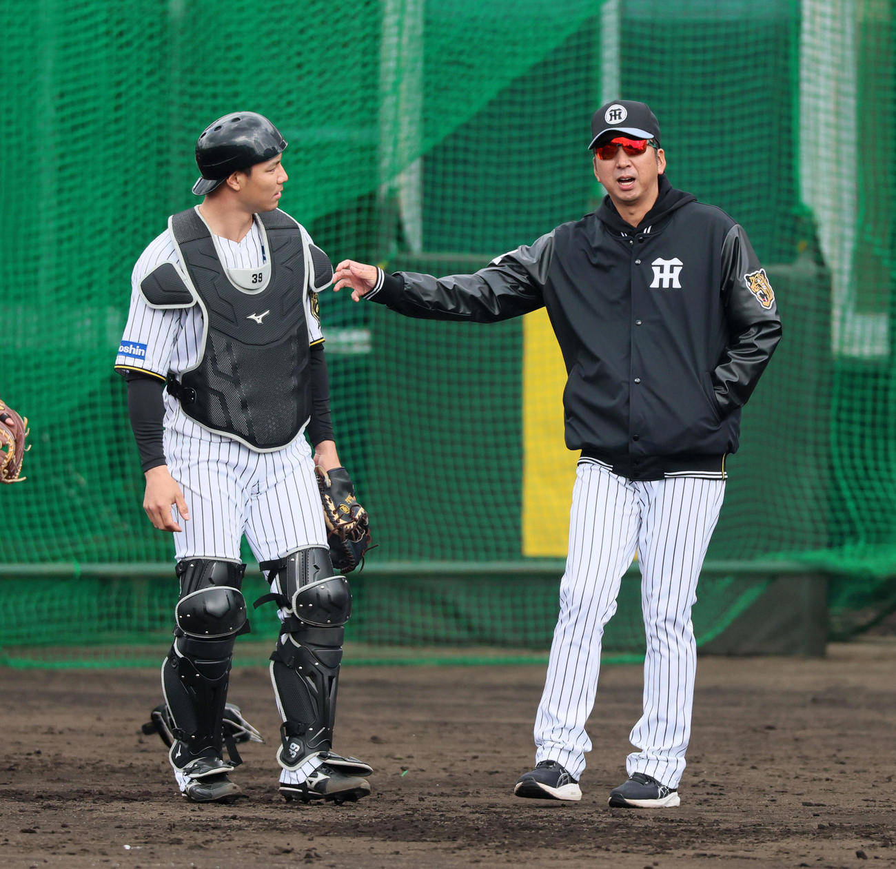 シートノック中、栄枝（左）を呼んで声を掛ける藤川監督（撮影・加藤哉）