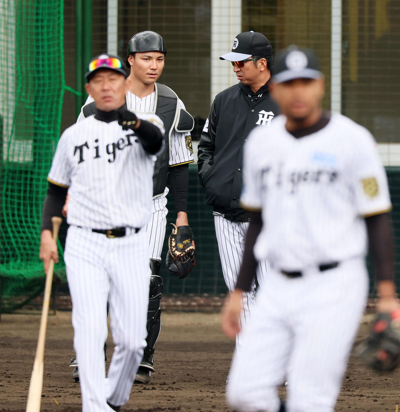 シートノック中、栄枝（左）を呼んで声を掛ける藤川監督（撮影・加藤哉）