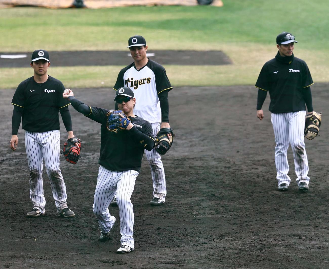 ノックを受ける左から中川、梅野、栄枝、坂本（撮影・上田博志）