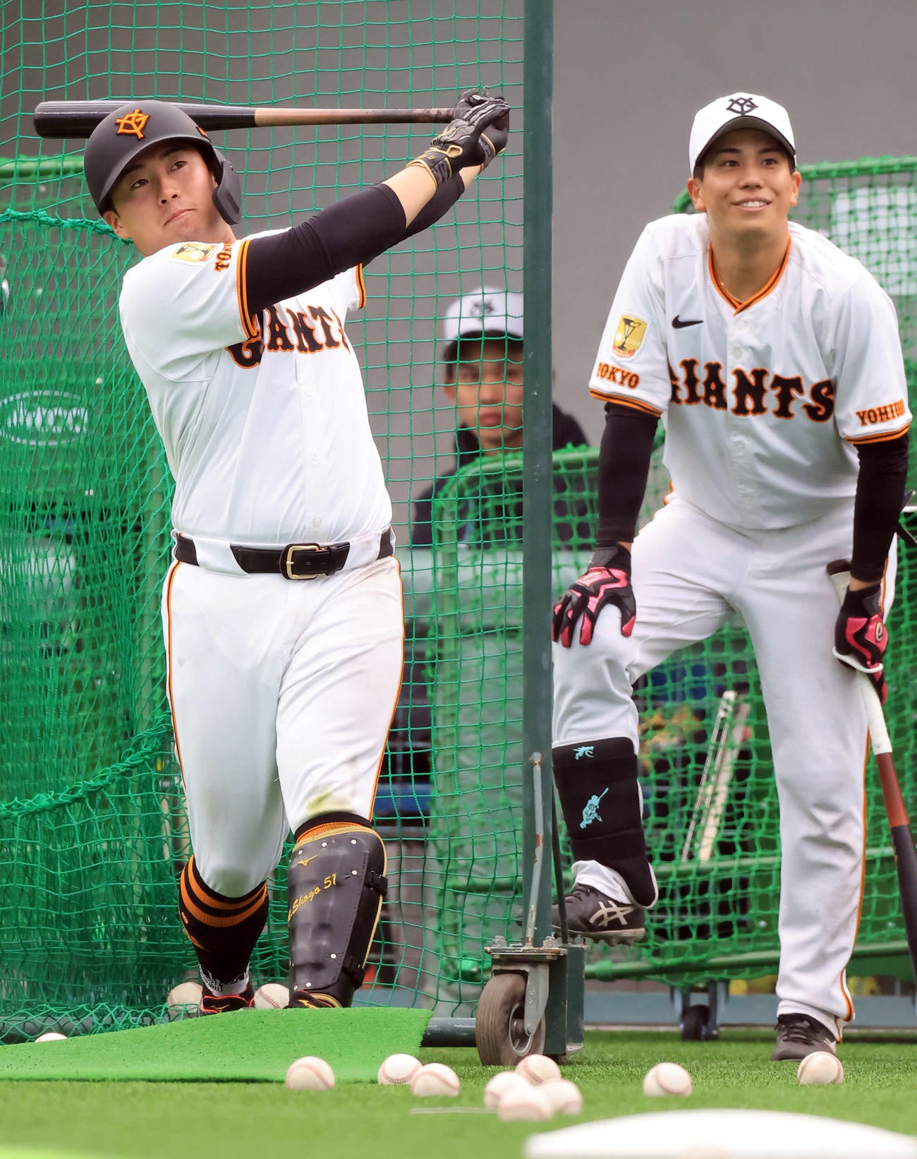 キャンプ4日目、巨人門脇（右）が見つめる中、ロングティー打撃する浅野（撮影・浅見桂子）