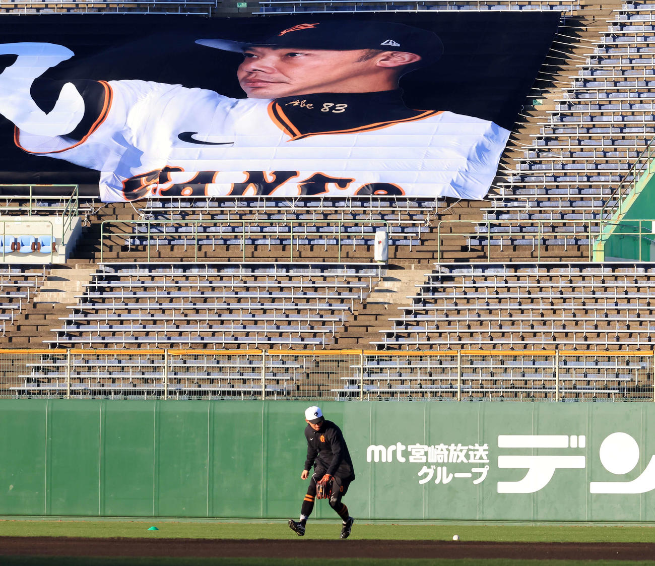 キャンプ4日目、早出練習で、阿部慎之助監督の横断幕の下、もくもくとノックを受ける巨人佐々木（撮影・浅見桂子）