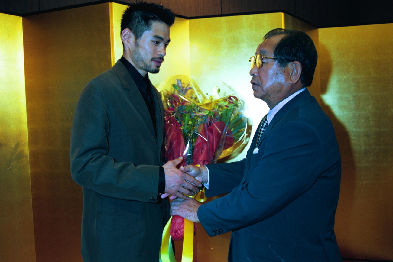 2000年10月、吉田義男氏から花束を受けるイチロー