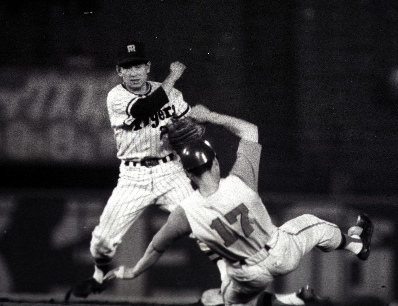 1968年、中日戦で併殺プレーを行う吉田義男さん