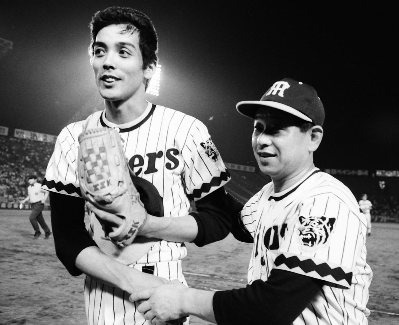 77年、完投勝利を挙げ、吉田義男監督（右）に出迎えられる江本孟紀