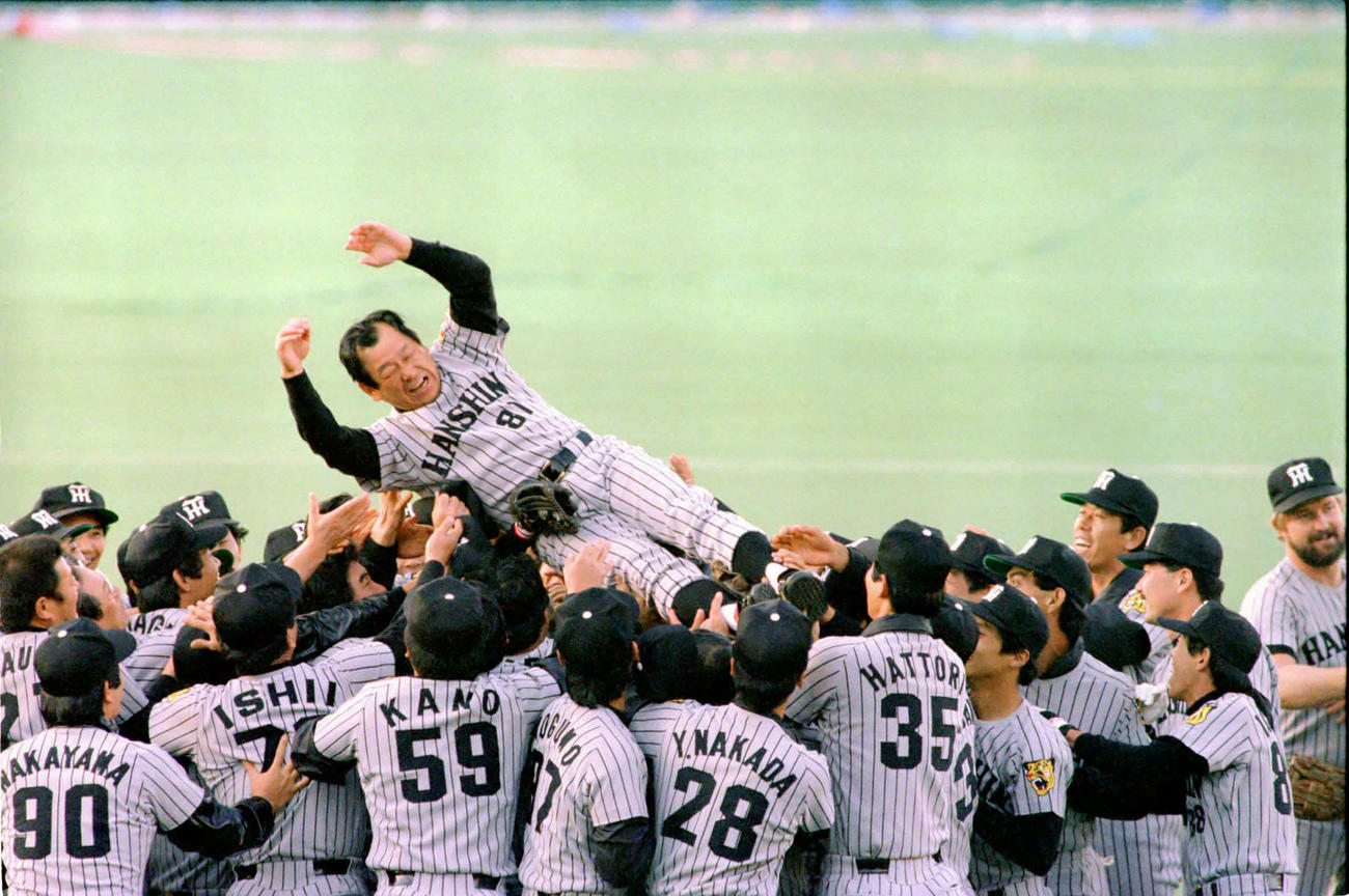 85年、日本シリーズ　西武を破り悲願の日本一でナインに胴上げされる吉田監督