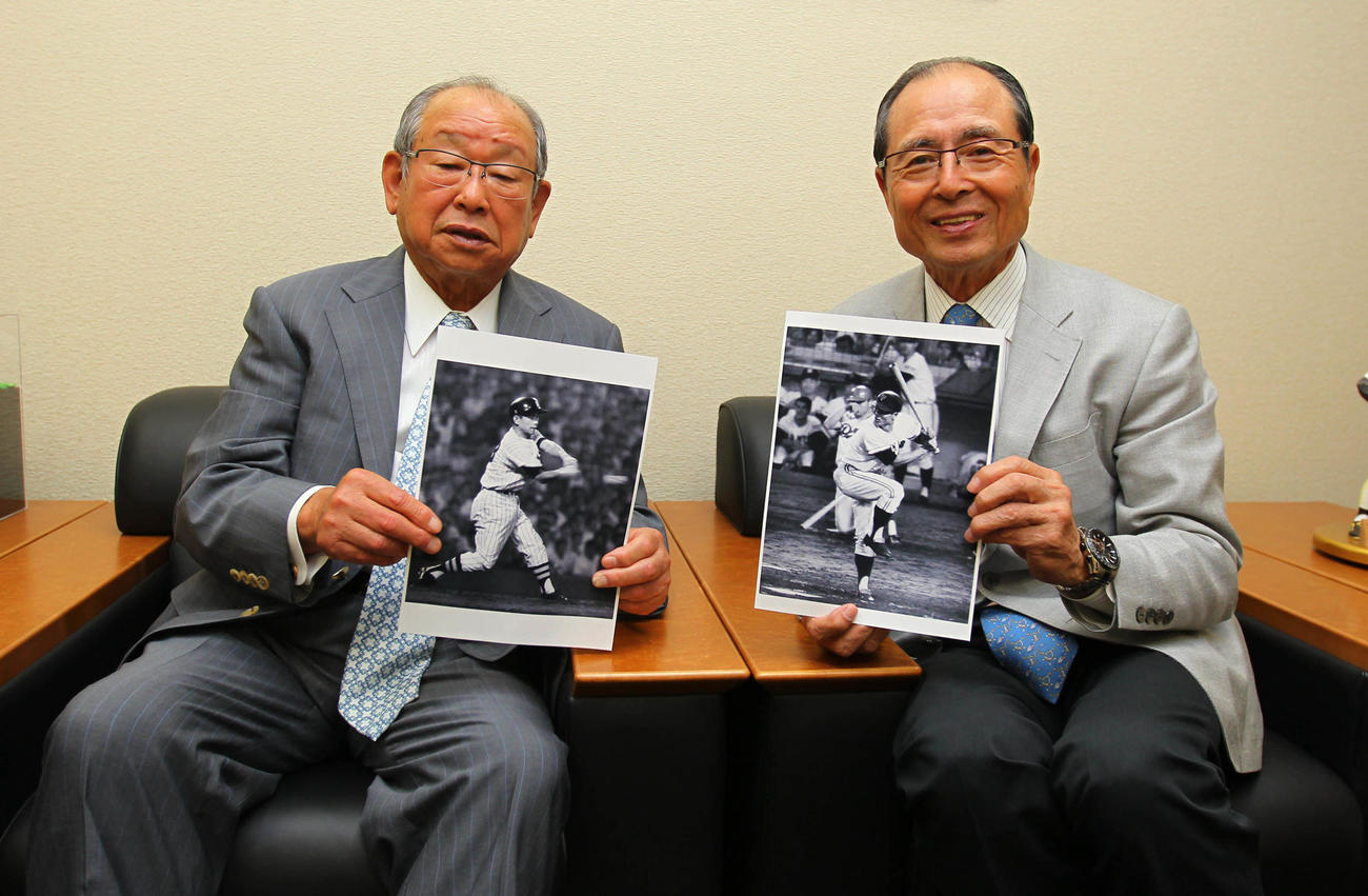2014年5月、甲子園球場が90周年を迎え、現役時代の写真を手に思い出を語る王貞治氏（右）と吉田義男さん