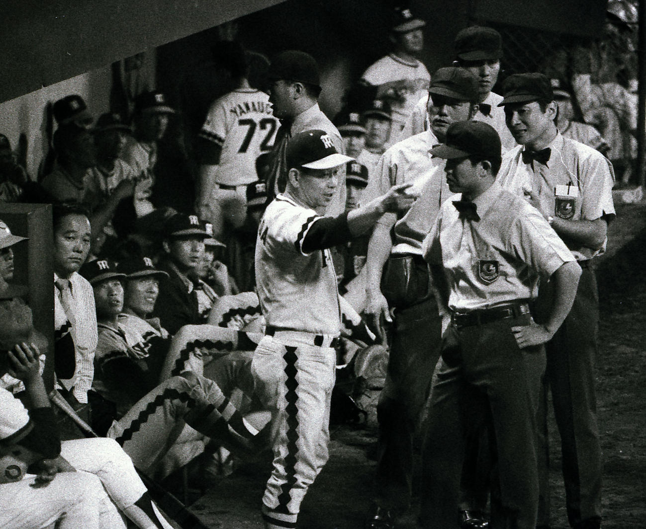 1976年、広島対阪神　ベンチ前で審判団に抗議する吉田義男監督