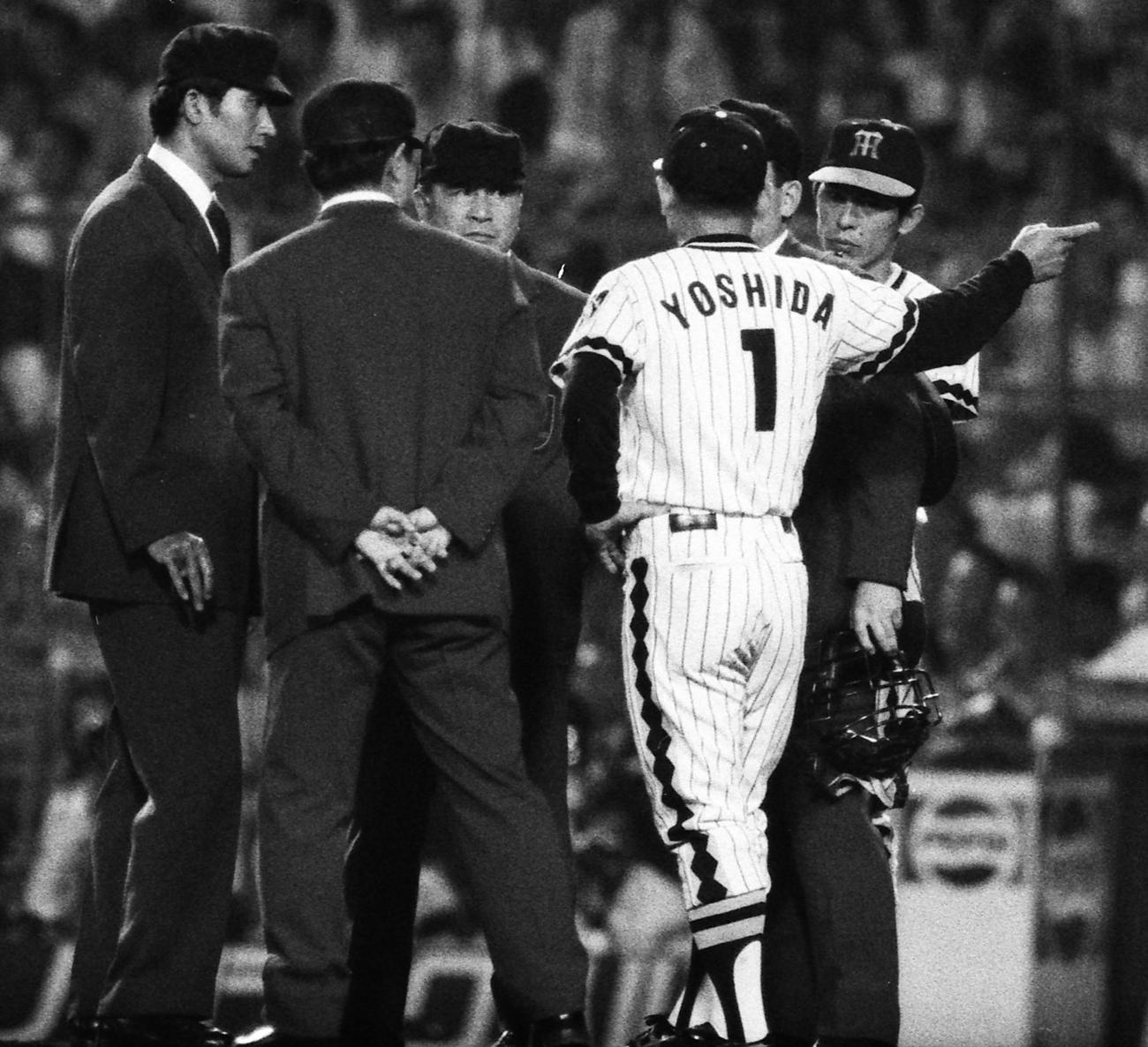 1977年、阪神対巨人　審判団に抗議する吉田義男監督