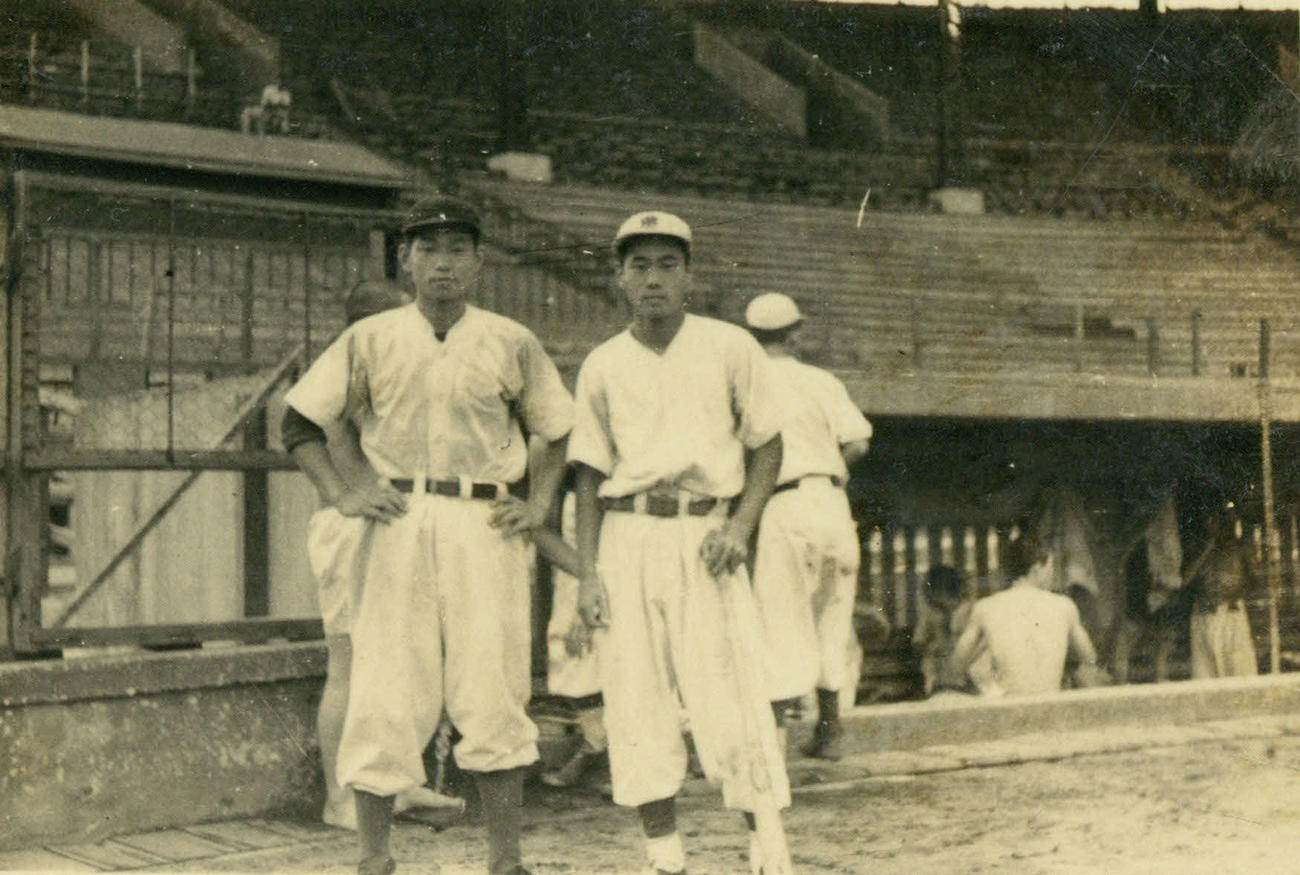 山城高時代の吉田義男さん（左）