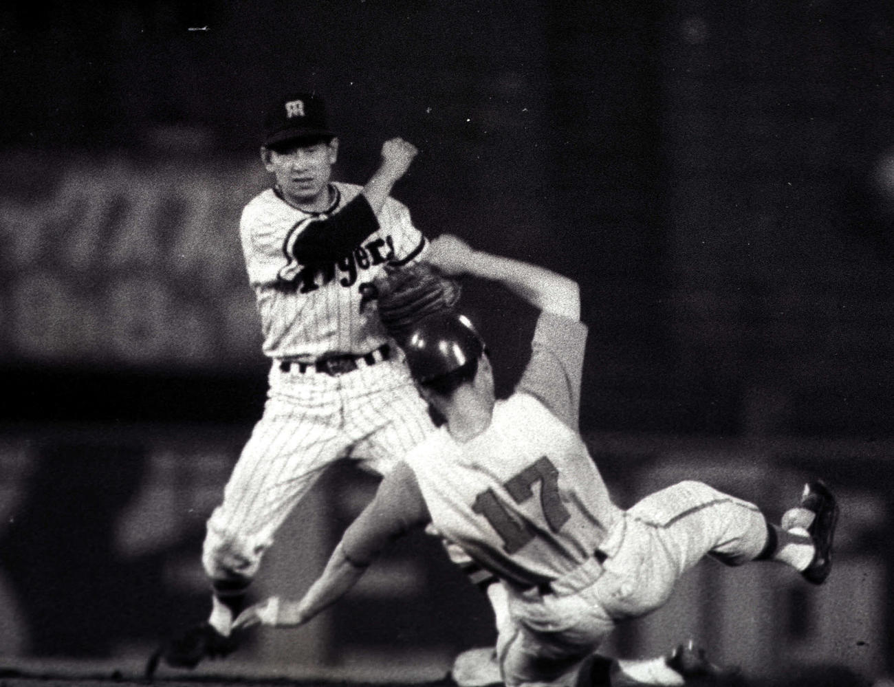 68年、甲子園球場で行われた中日戦で併殺プレーを行う吉田義男遊撃手