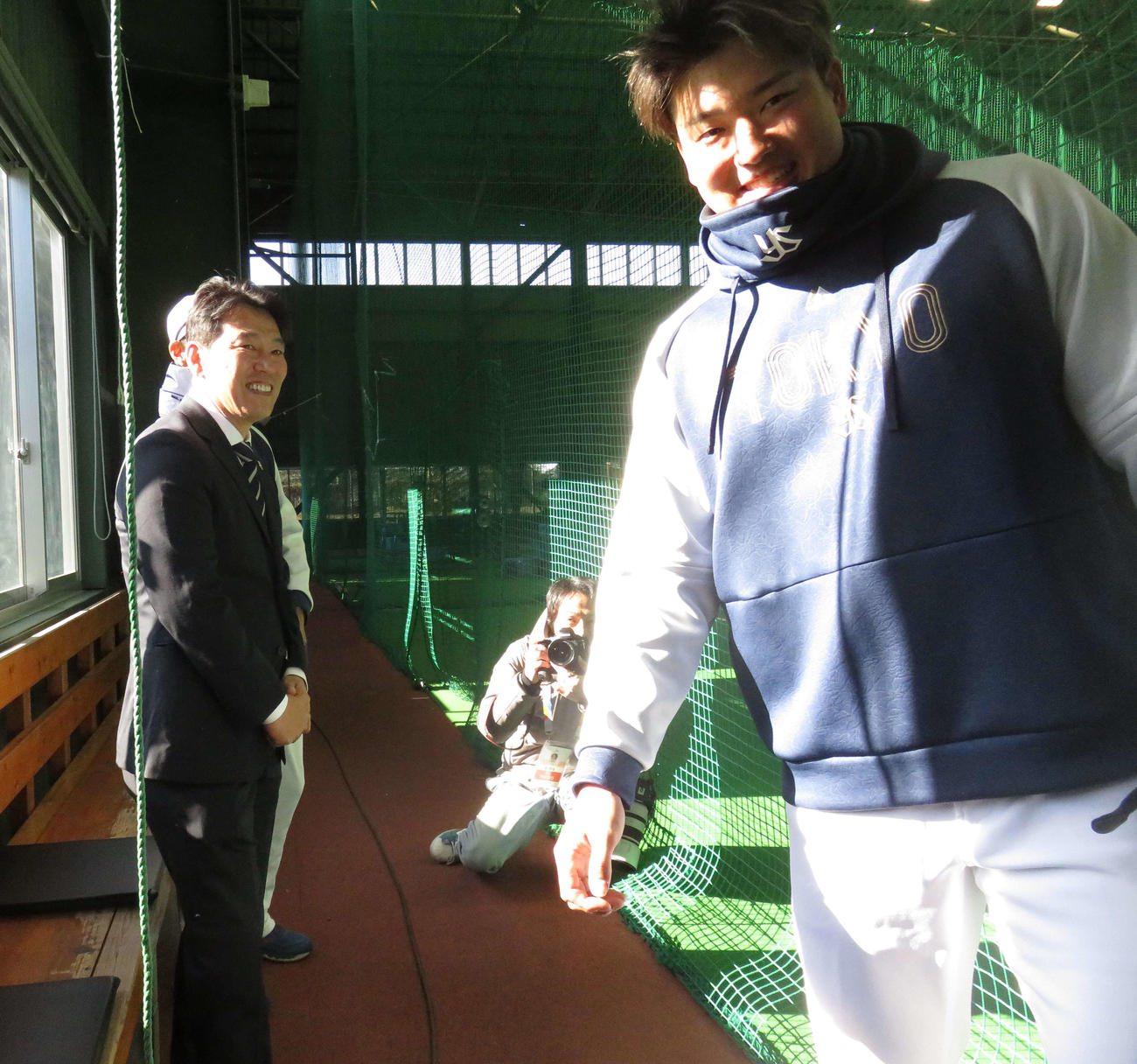 視察に訪れた侍ジャパン井端監督（左）とあいさつするヤクルト村上