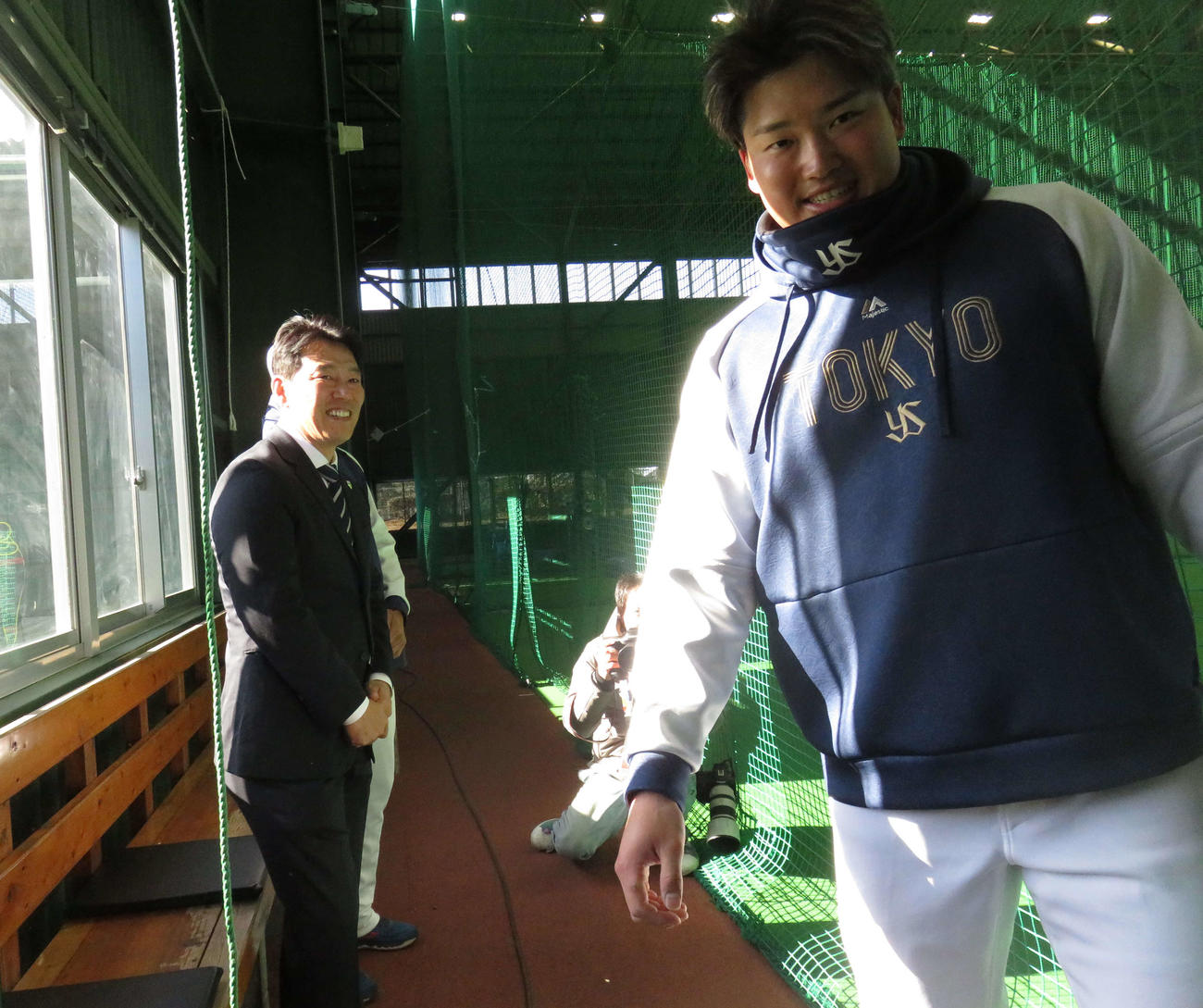 視察に訪れた侍ジャパン井端監督（左）とあいさつするヤクルト村上