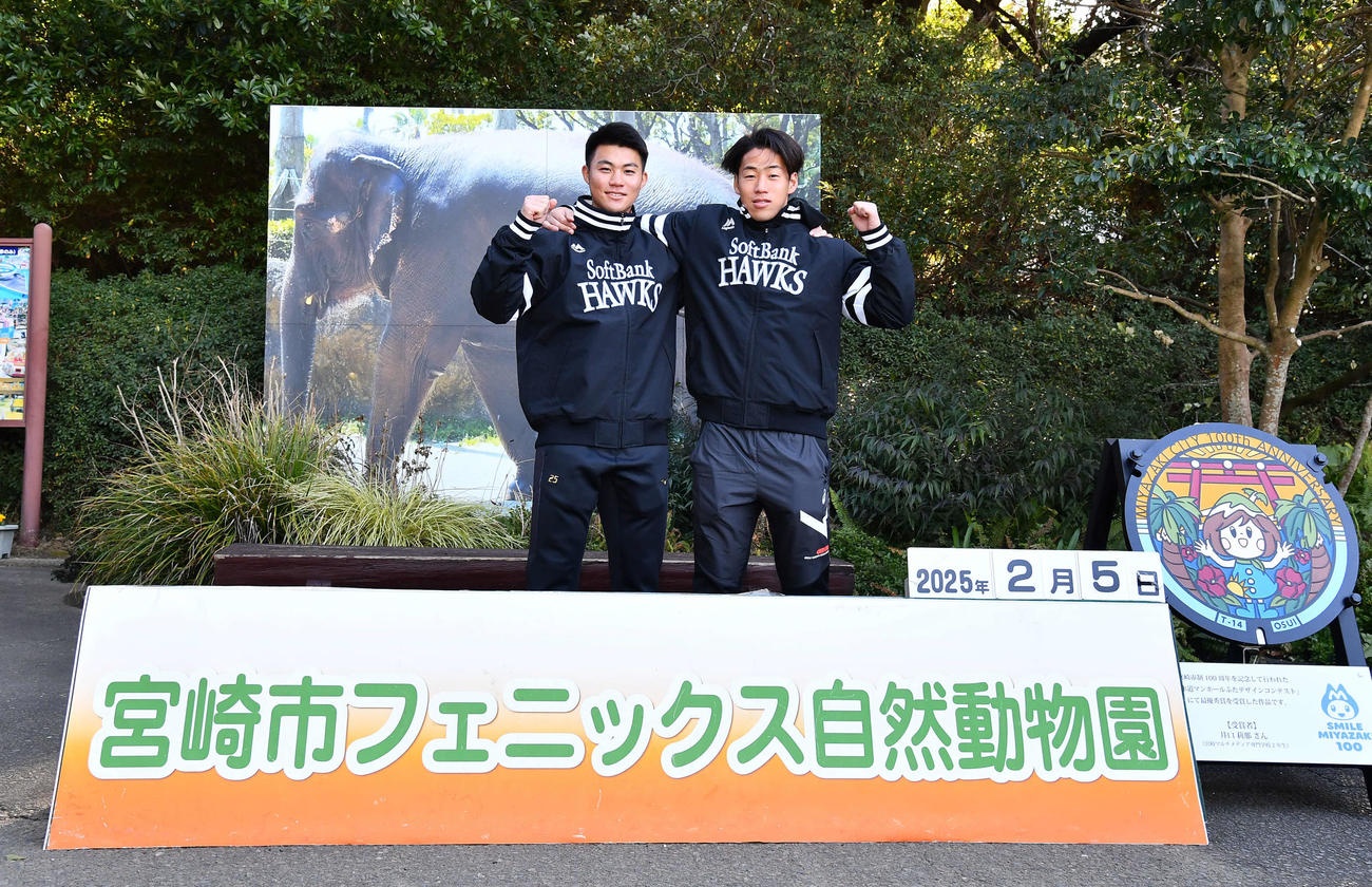 キャンプ休日新人体験で宮崎市フェニックス自然動物園に訪問した、ソフトバンク庄子（左）と岩崎（撮影・岩下翔太）