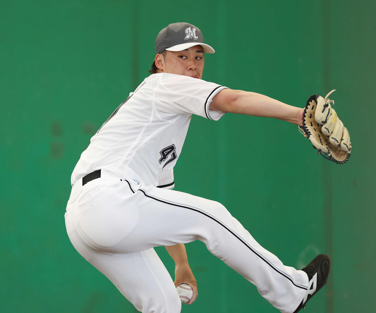 ブルペンで投球するロッテ鈴木（撮影・宮地輝）