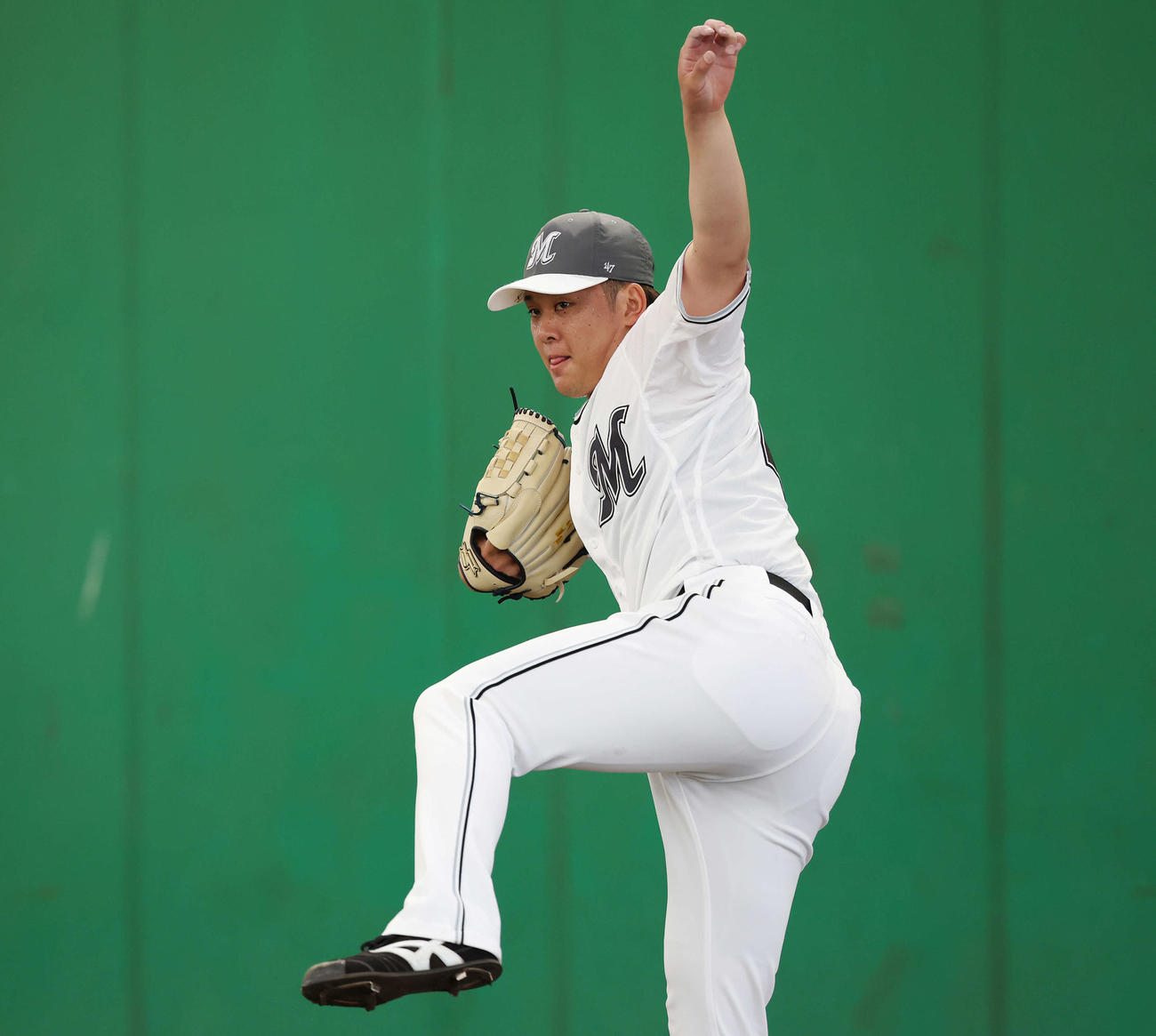 ブルペンで投球するロッテ鈴木（撮影・宮地輝）