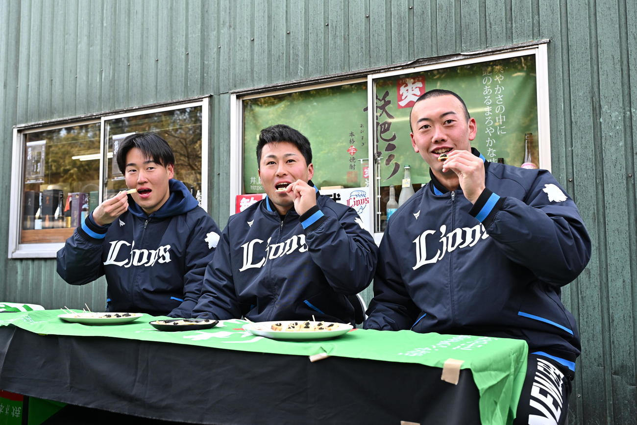 休日にチョウザメのえさやりをしキャビアを試食する西武の、左から上田、渡部聖、村田（撮影・滝沢徹郎）