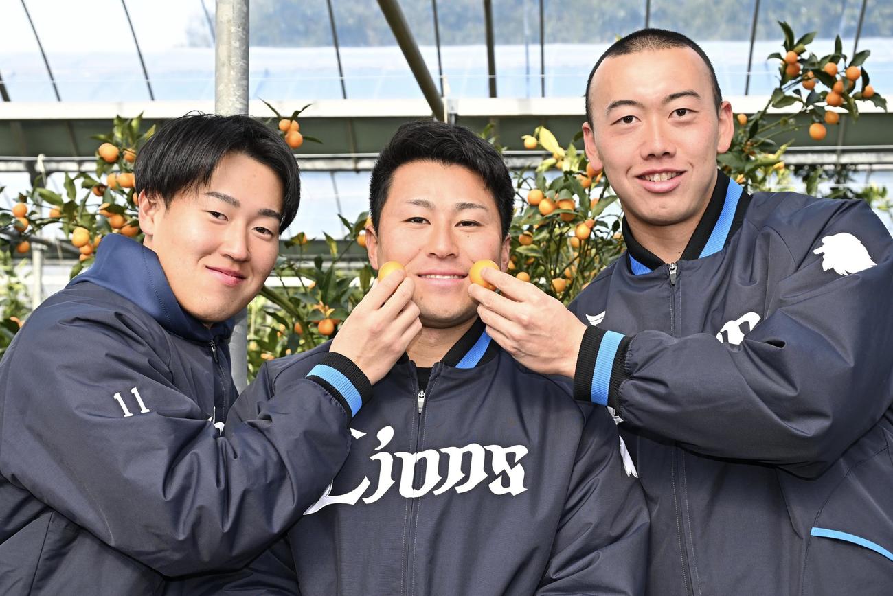 休日にキンカンの収穫を体験し記念撮影する西武の、左から上田、渡部聖、村田（撮影・滝沢徹郎）