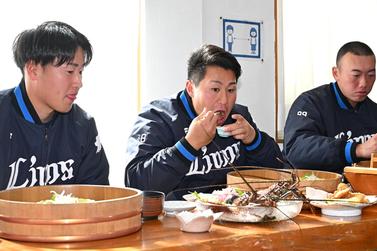名物の海産物料理を食べる西武の、左から上田、渡部聖、村田（撮影・滝沢徹郎）