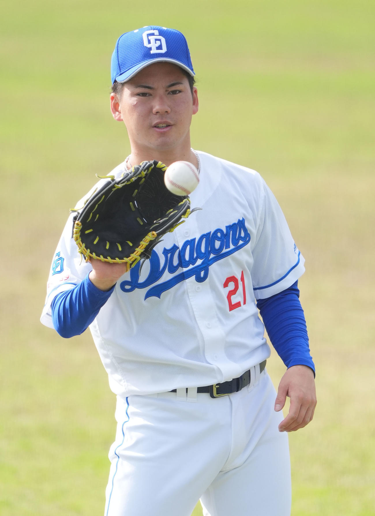 キャッチボールをする金丸（撮影・森本幸一）