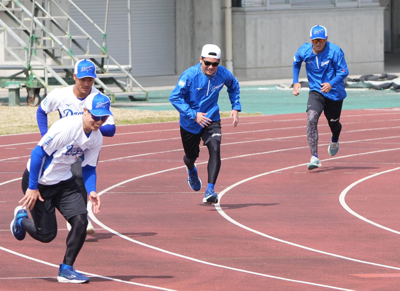 ランニングトレーニングをする金丸（左から3人目）（撮影・森本幸一）