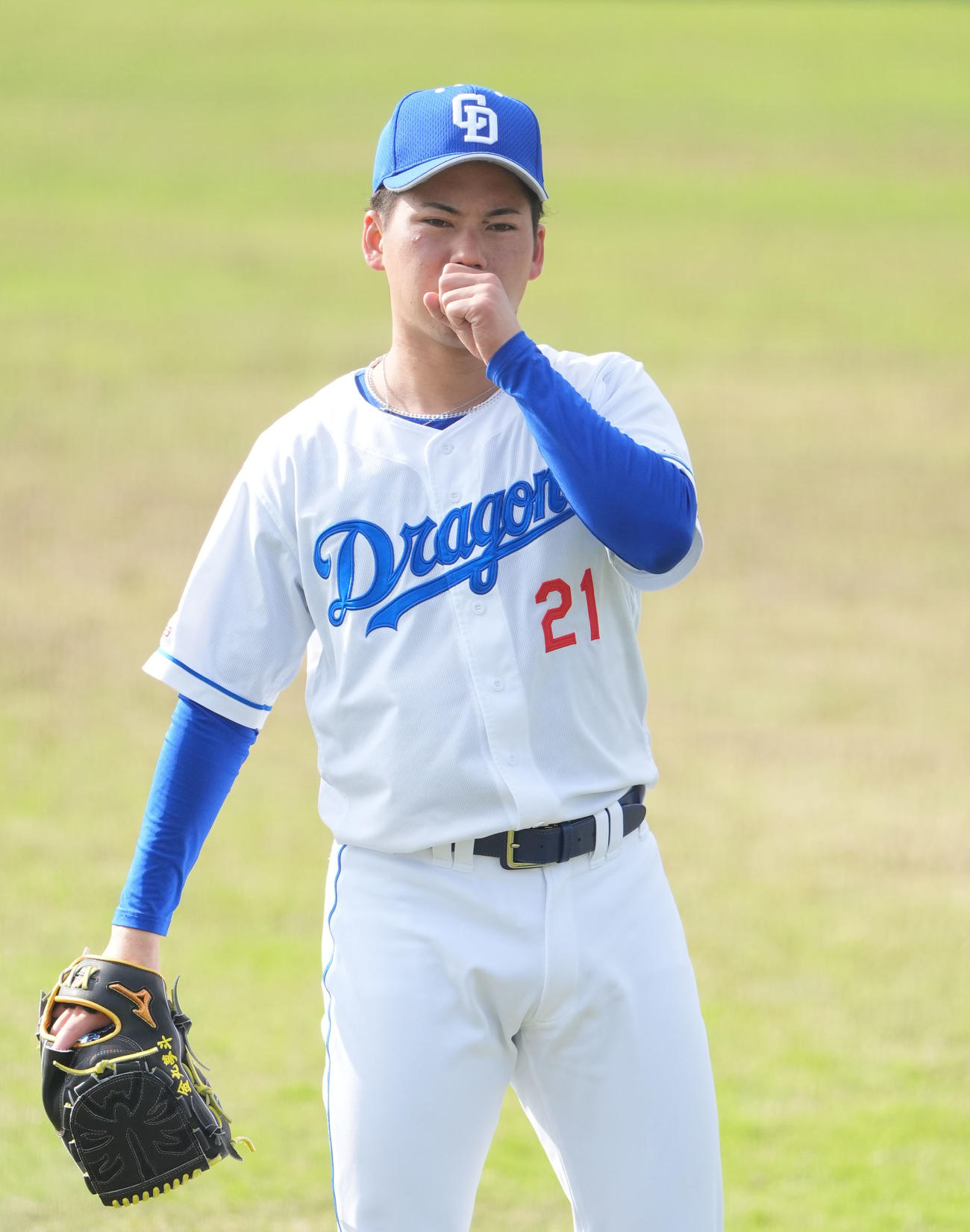 手を温めながらキャッチボールをする金丸（撮影・森本幸一）