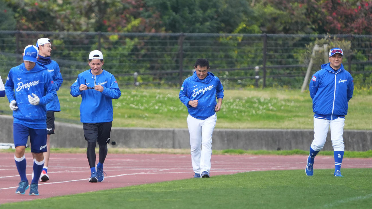 ランニングをする金丸（左から3人目）に声をかける落合2軍監督（右）（撮影・森本幸一）