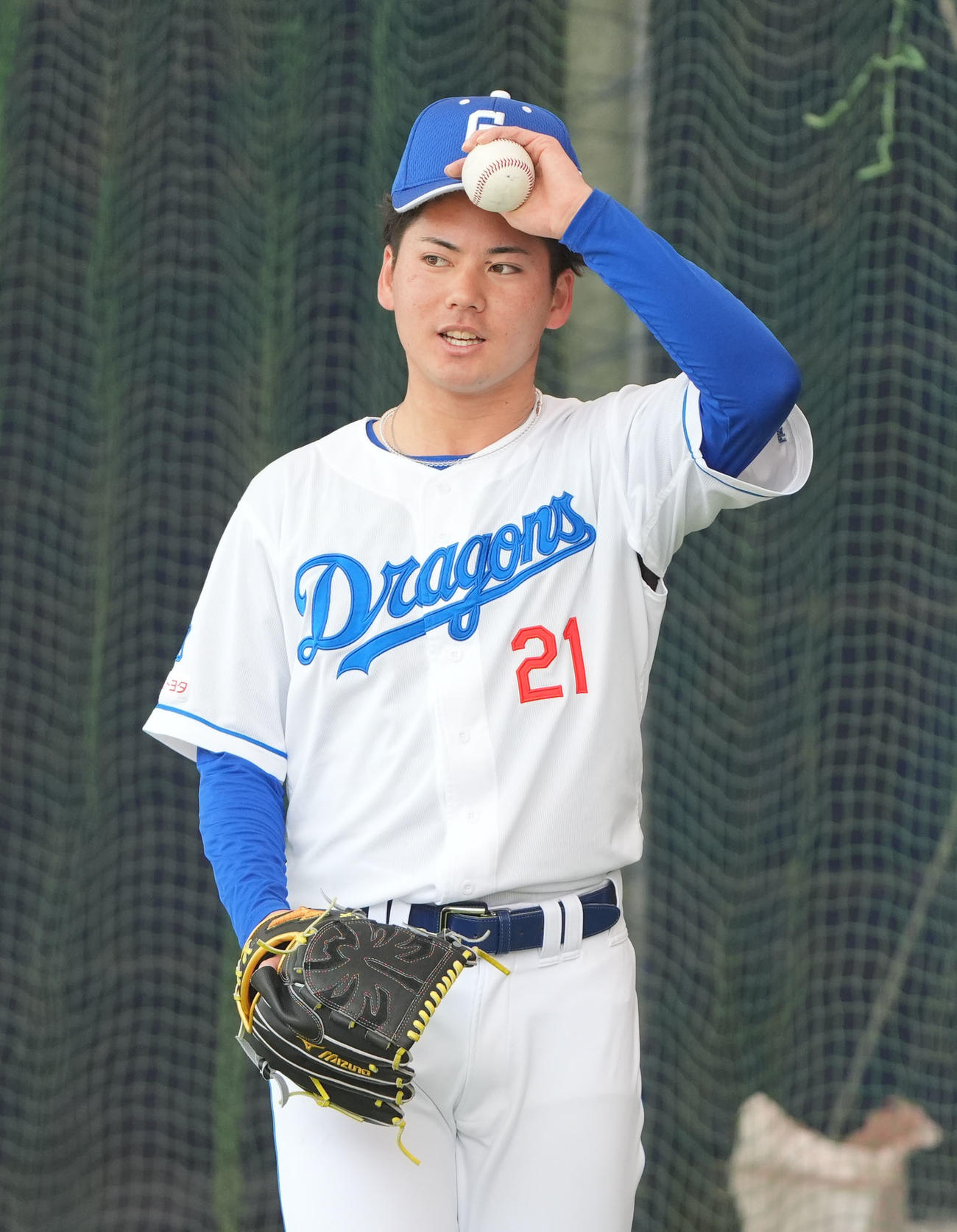 ブルペンでの投球練習を終えあいさつする金丸（撮影・森本幸一）