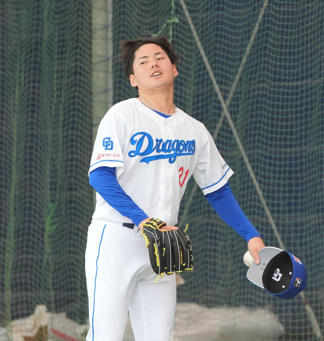 ブルペンでの投球練習を終えあいさつする金丸（撮影・森本幸一）