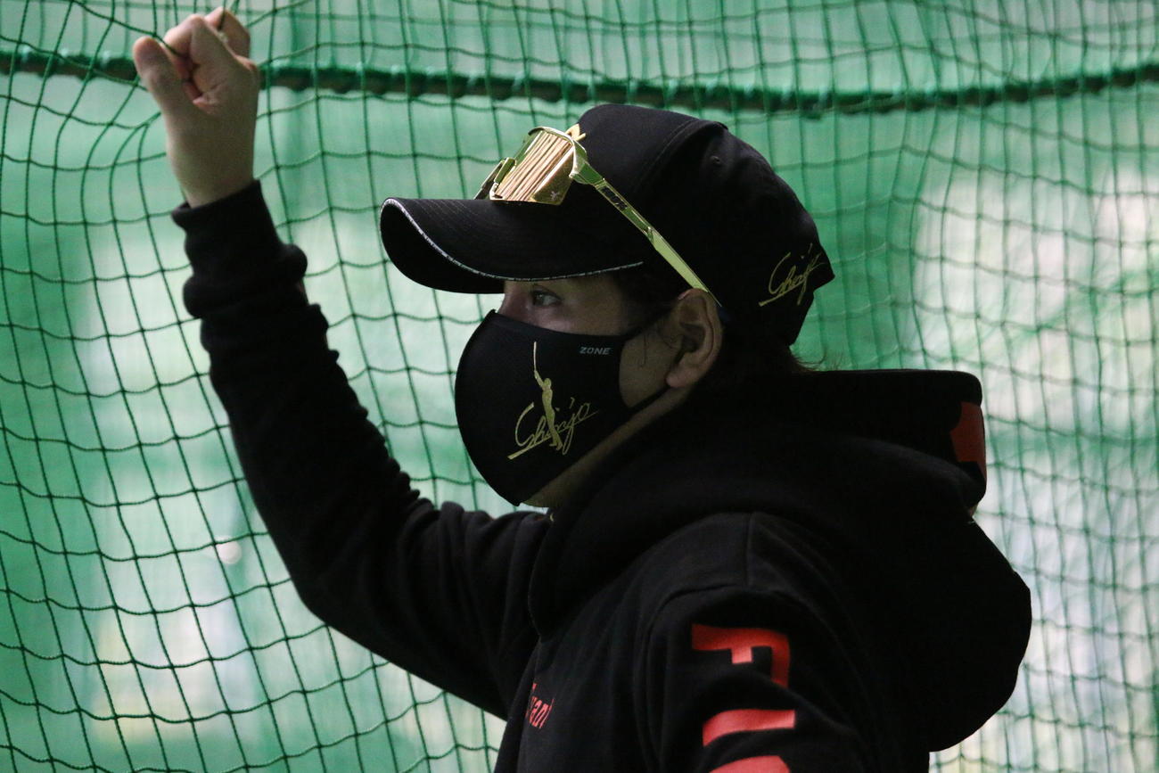 日本ハム2軍の沖縄・国頭キャンプでドラフト1位柴田の打撃練習を見守る新庄監督＝2025年2月4日