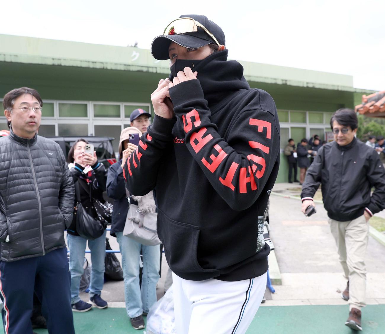 2軍のキャンプ地を訪れ寒そうに首元をおおう日本ハム新庄監督（2025年2月4日撮影）