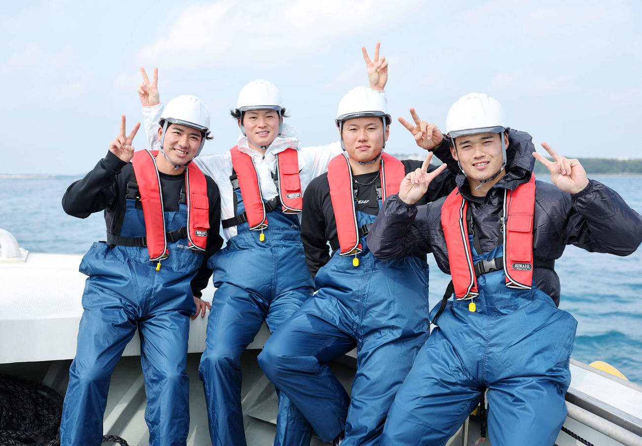 クロマグロ養殖場に向かう、左からDeNA篠木、竹田、若松、加藤（撮影・鈴木正人）