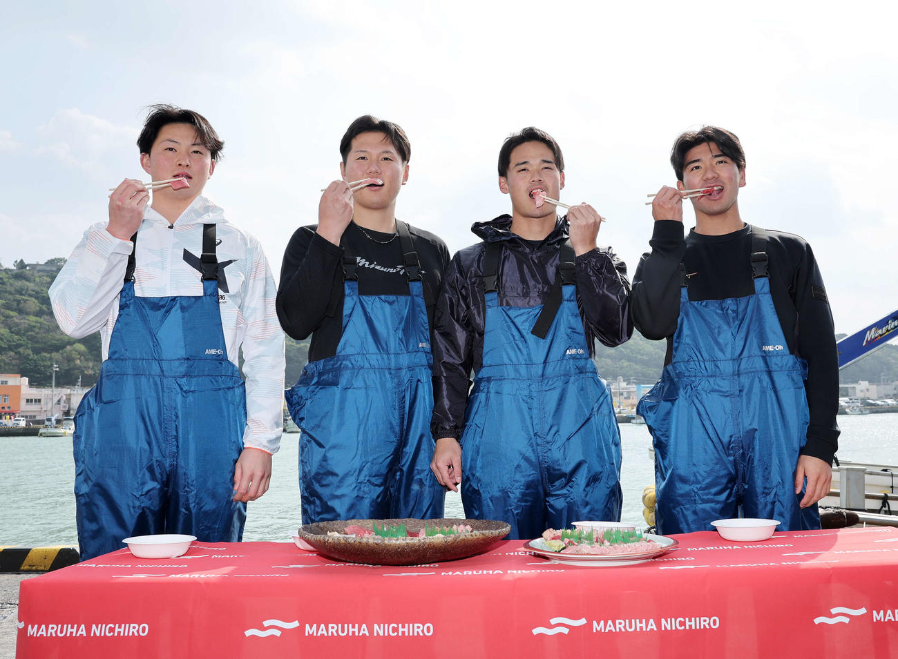ロマグロを試食する、左からDeNA竹田、若松、加藤、篠木（撮影・鈴木正人）