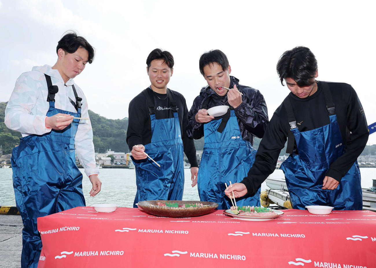ロマグロを試食する、左からDeNA竹田、若松、加藤、篠木（撮影・鈴木正人）