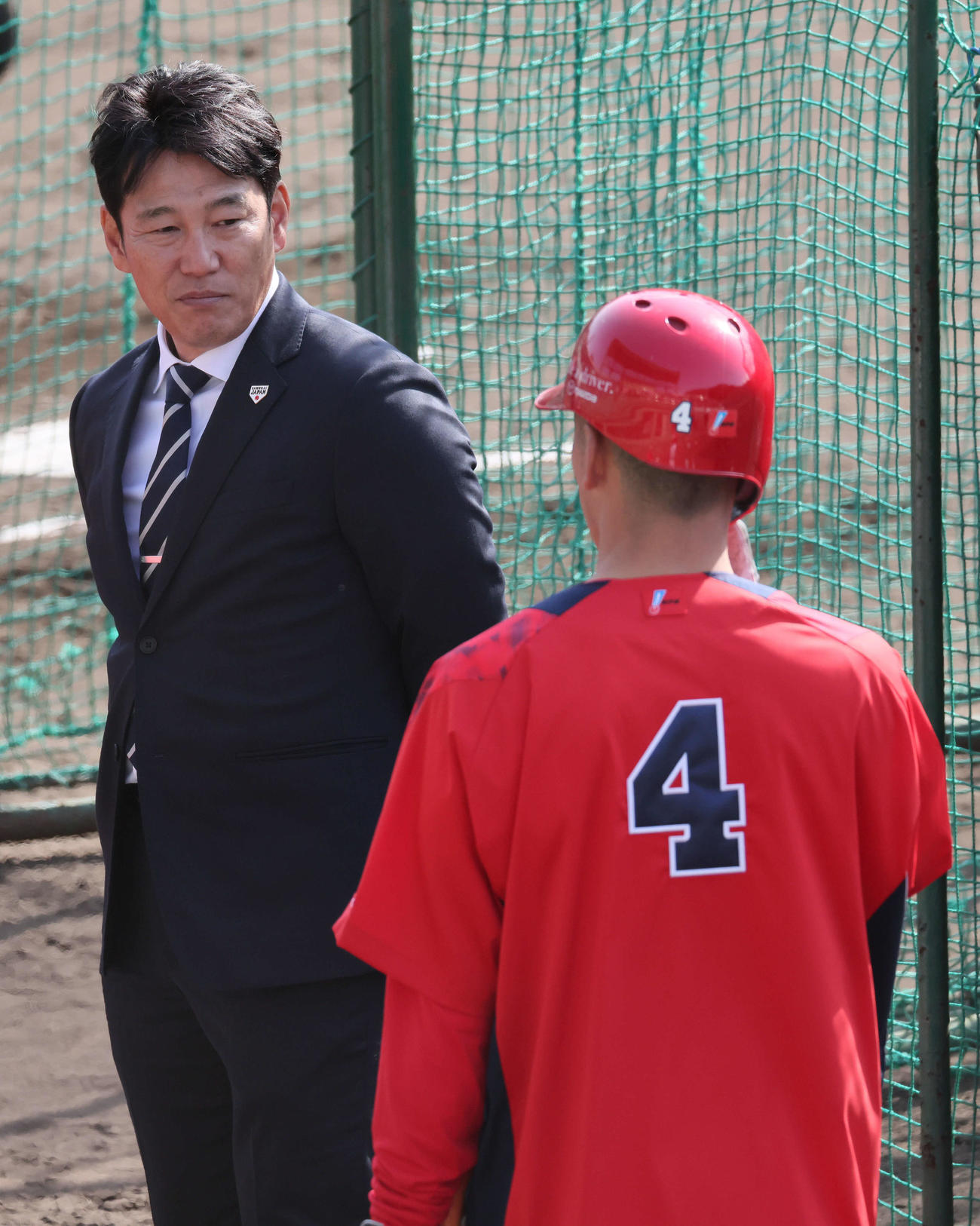 広島矢野（右）と談笑する井端日本代表監督（撮影・加藤孝規）