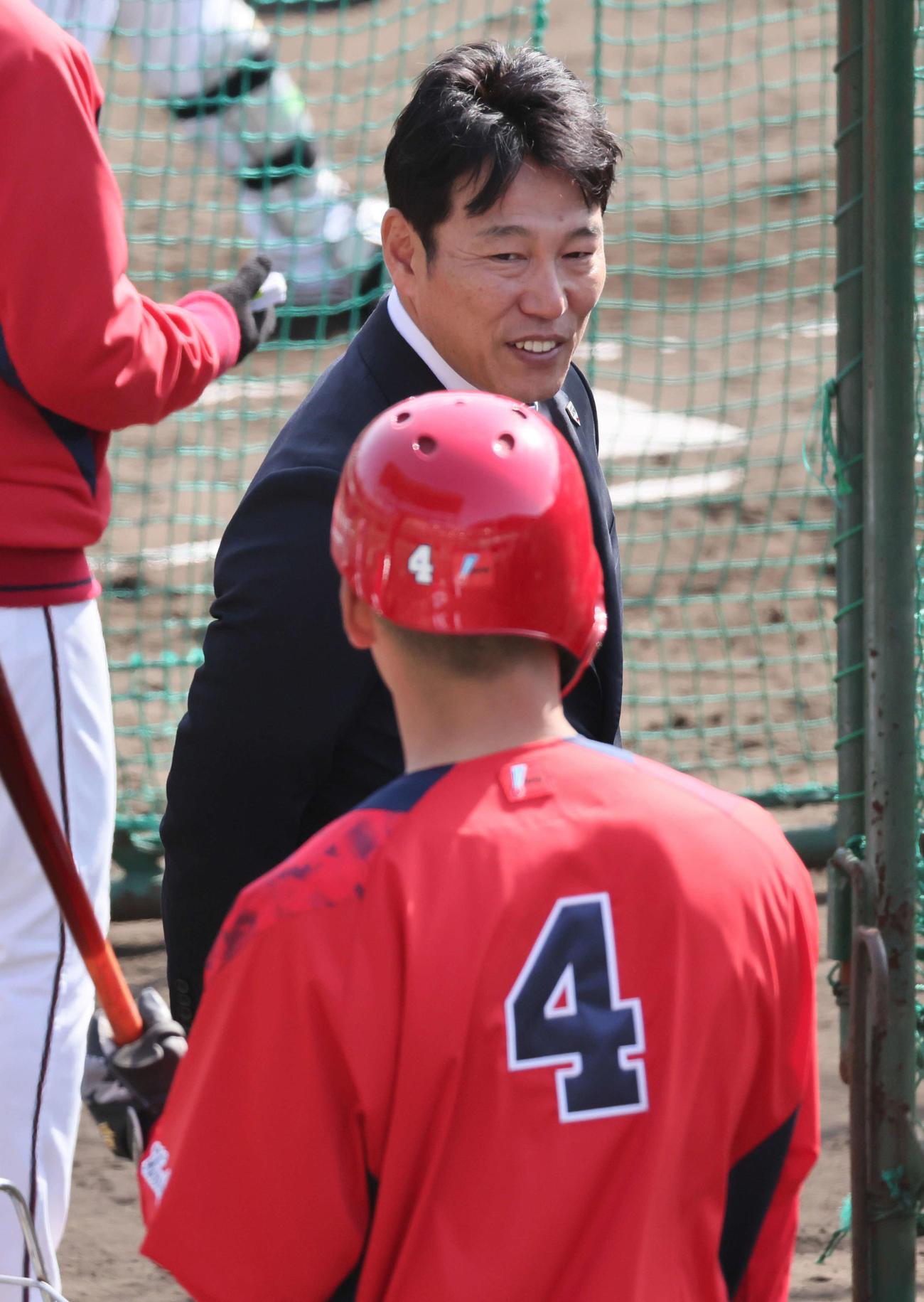 広島矢野（手前）と談笑する井端日本代表監督（撮影・加藤孝規）