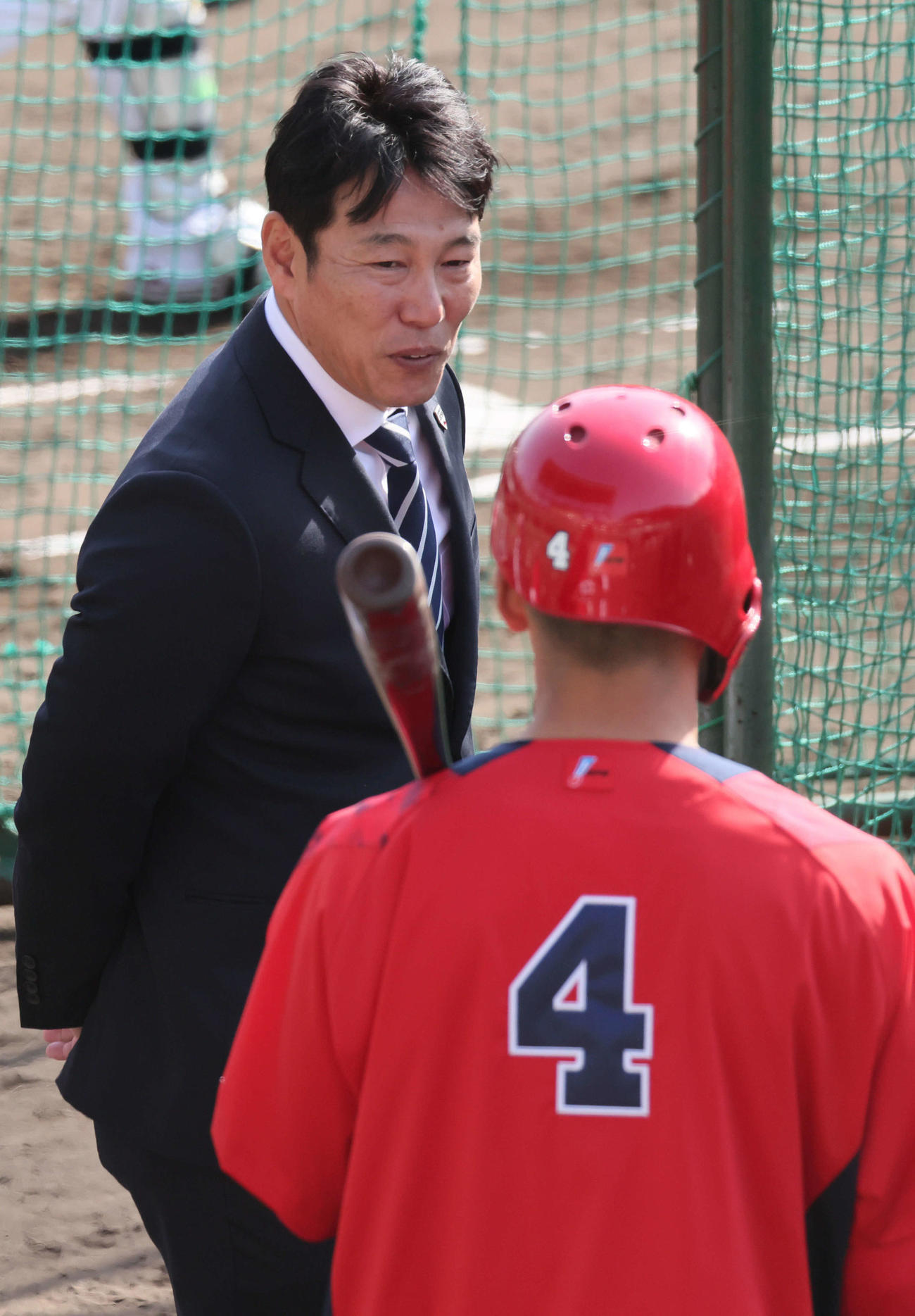 広島矢野（右）と談笑する井端日本代表監督（撮影・加藤孝規）