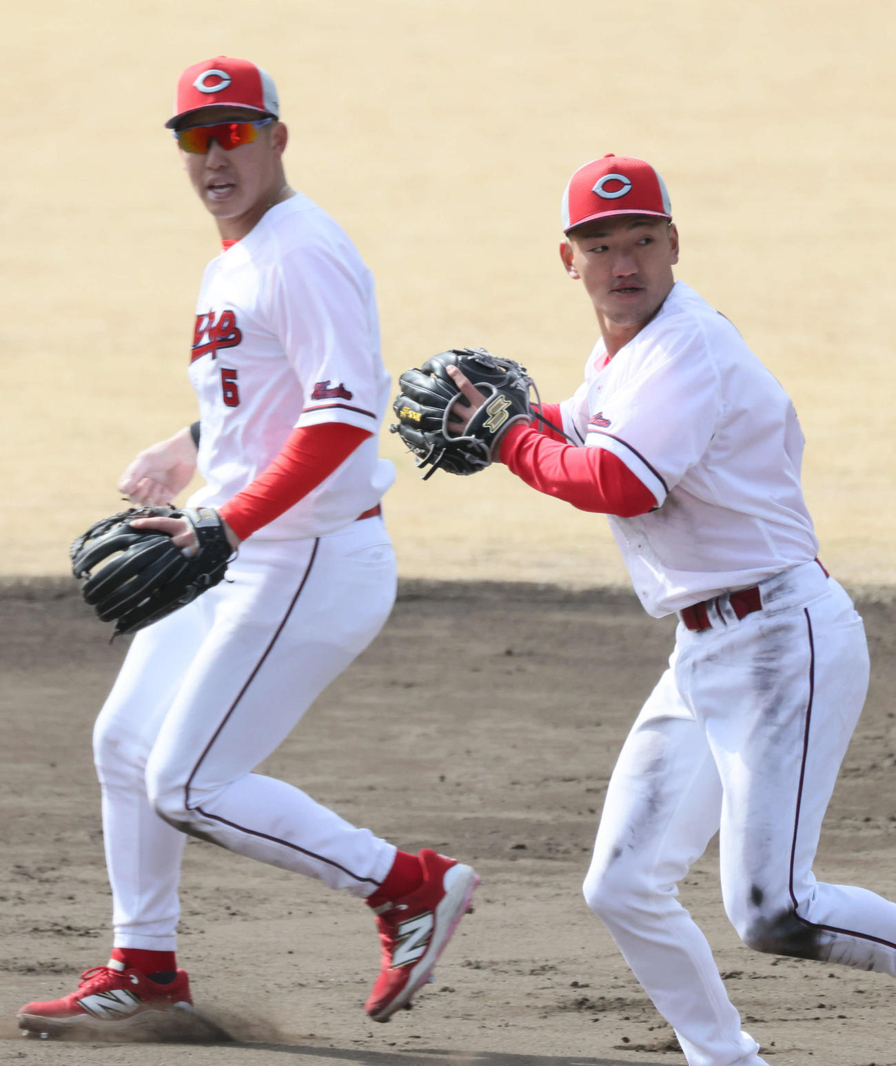 シート打撃でショートを守る広島矢野（右）とセカンドを守る小園（撮影・加藤孝規）
