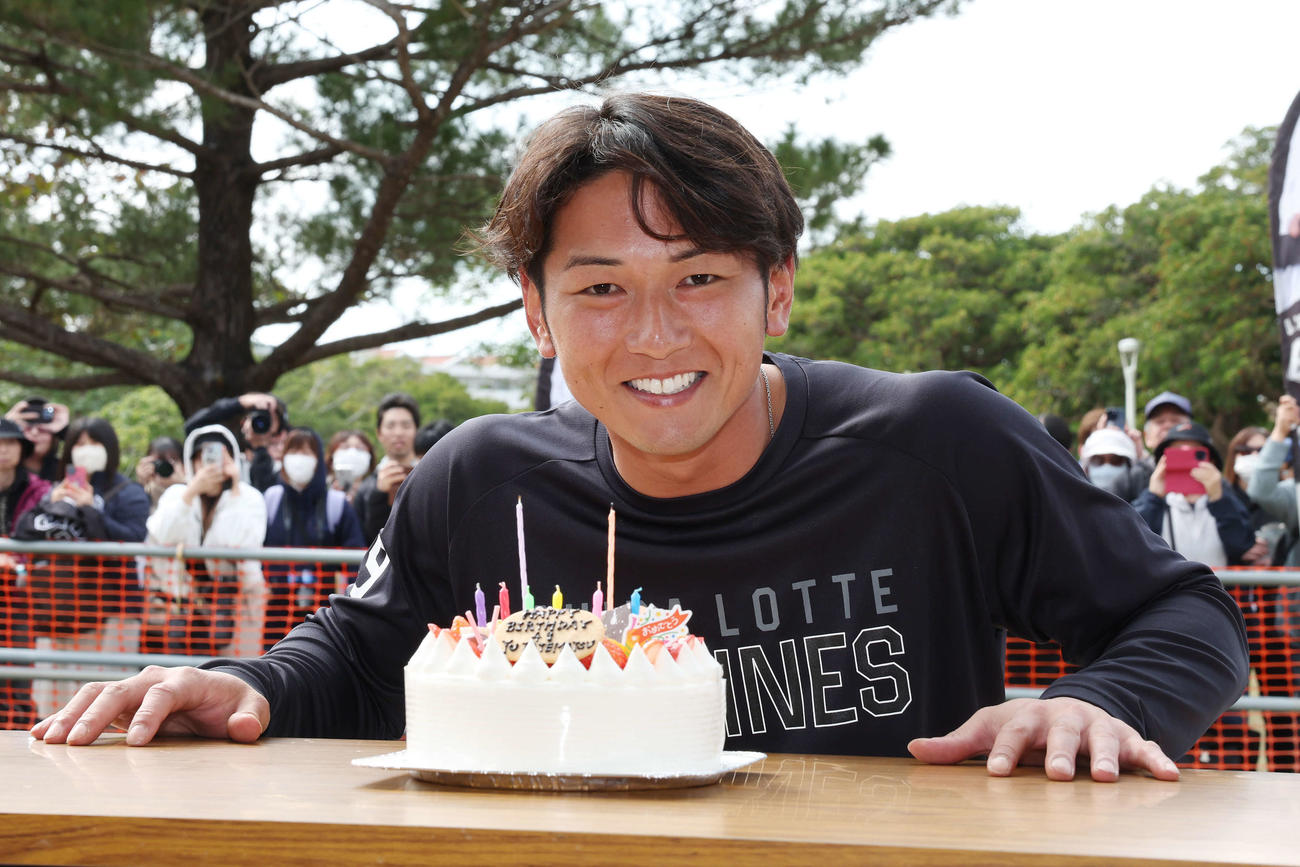 誕生日ケーキに笑顔を見せるロッテ立松（撮影・宮地輝）