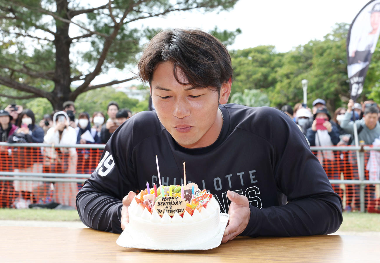 誕生日ケーキのろうそくを消すロッテ立松（撮影・宮地輝）