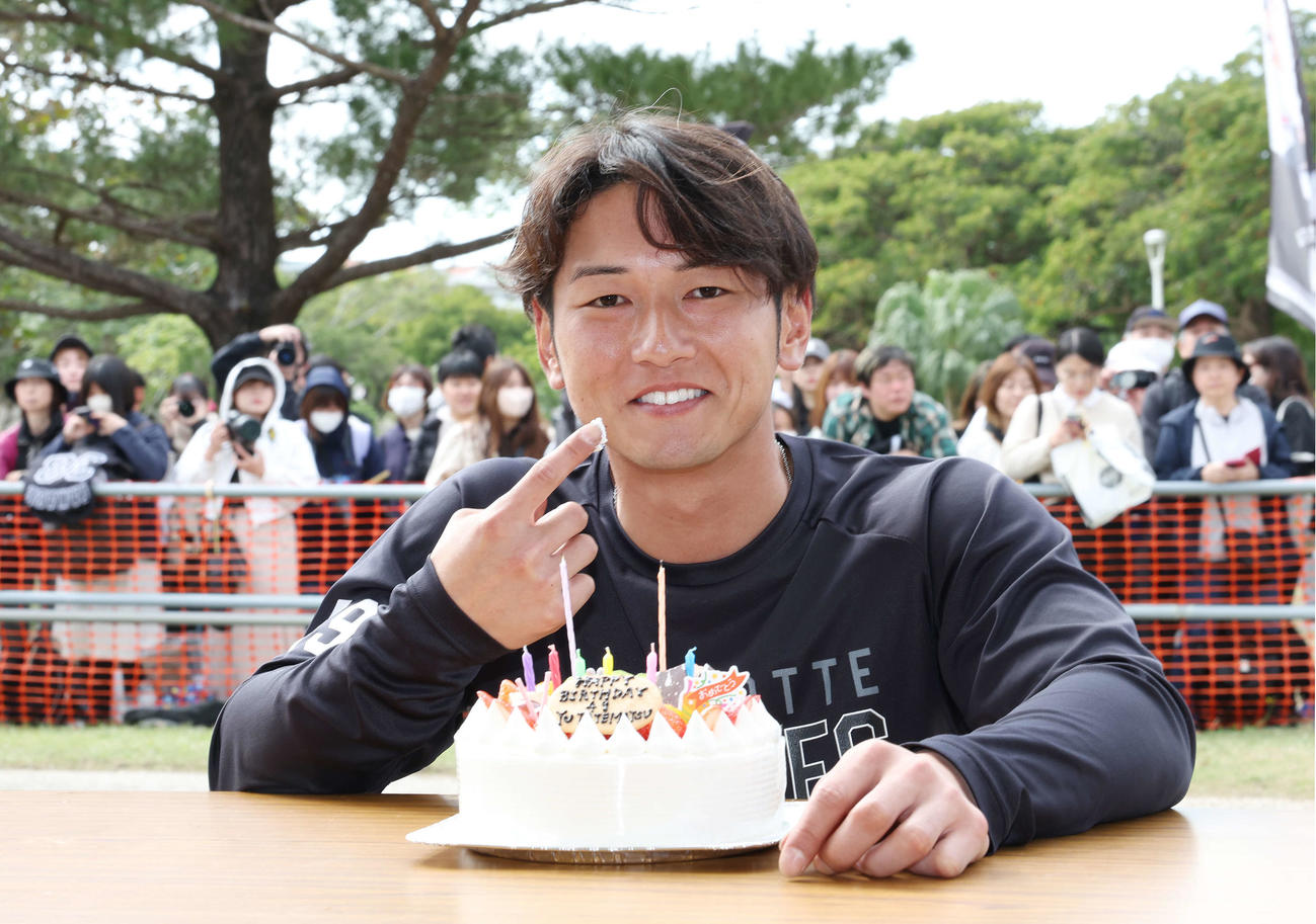 誕生日ケーキを食べるロッテ立松（撮影・宮地輝）