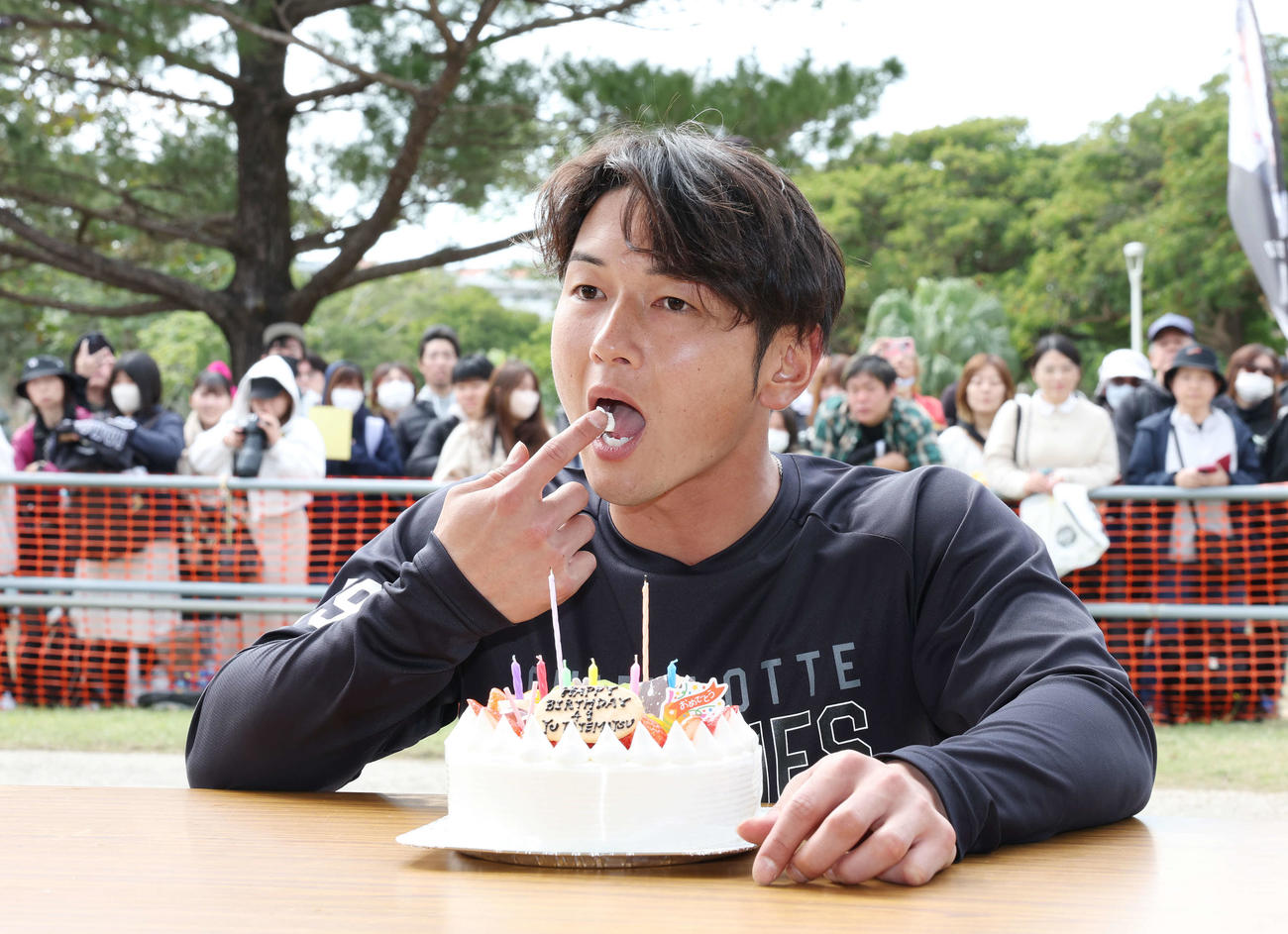 誕生日ケーキを食べるロッテ立松（撮影・宮地輝）