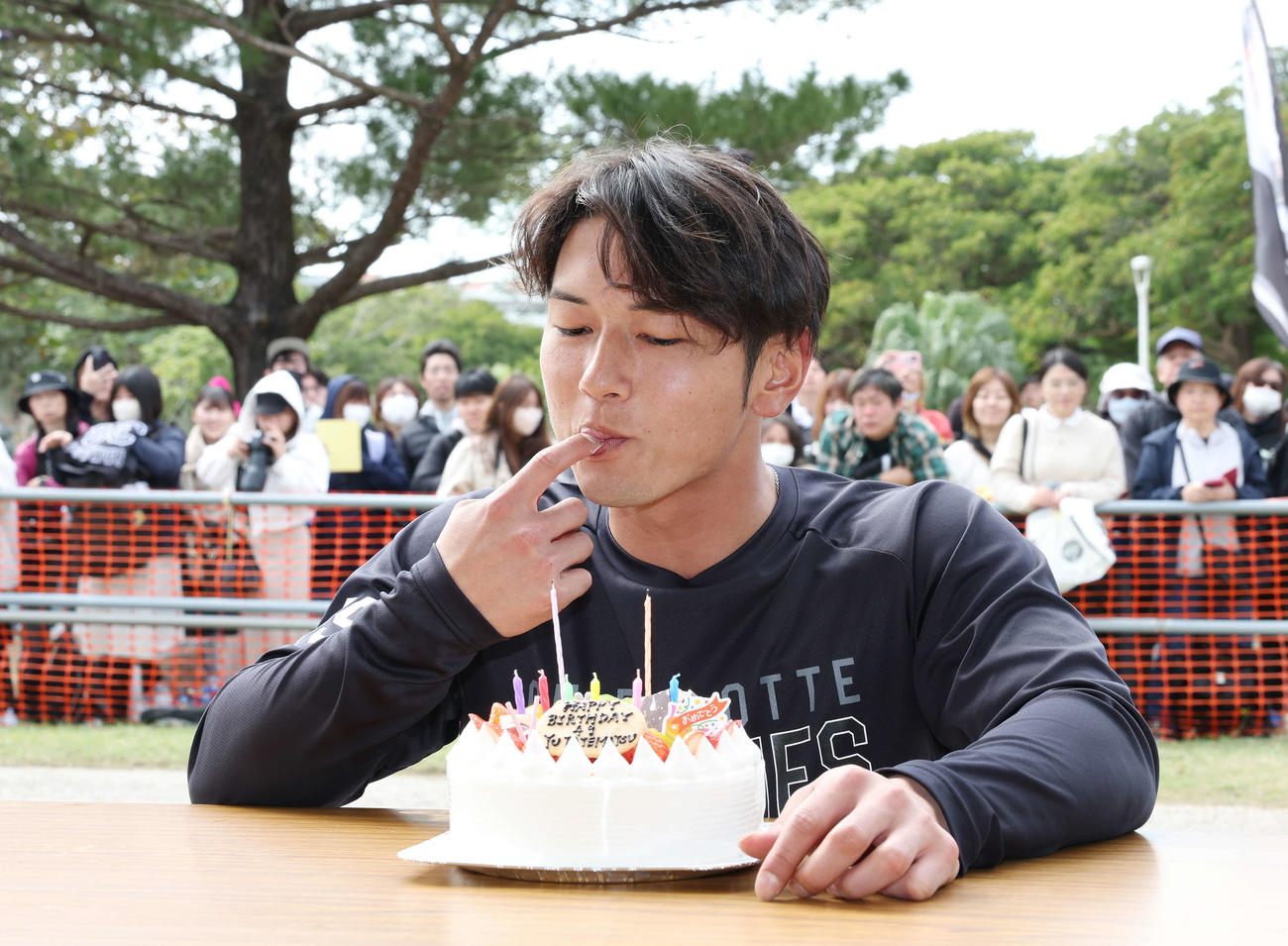 誕生日ケーキを食べるロッテ立松（撮影・宮地輝）