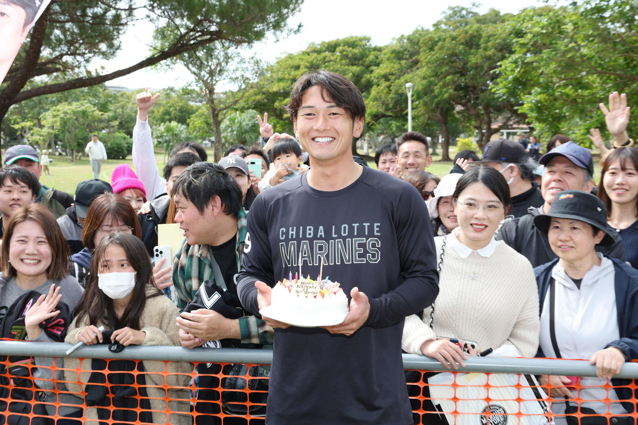 誕生日ケーキを手にファンと笑顔を見せるロッテ立松（撮影・宮地輝）