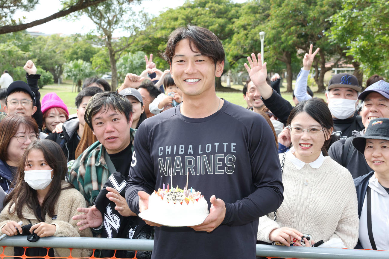誕生日ケーキを手にファンと笑顔を見せるロッテ立松（撮影・宮地輝）