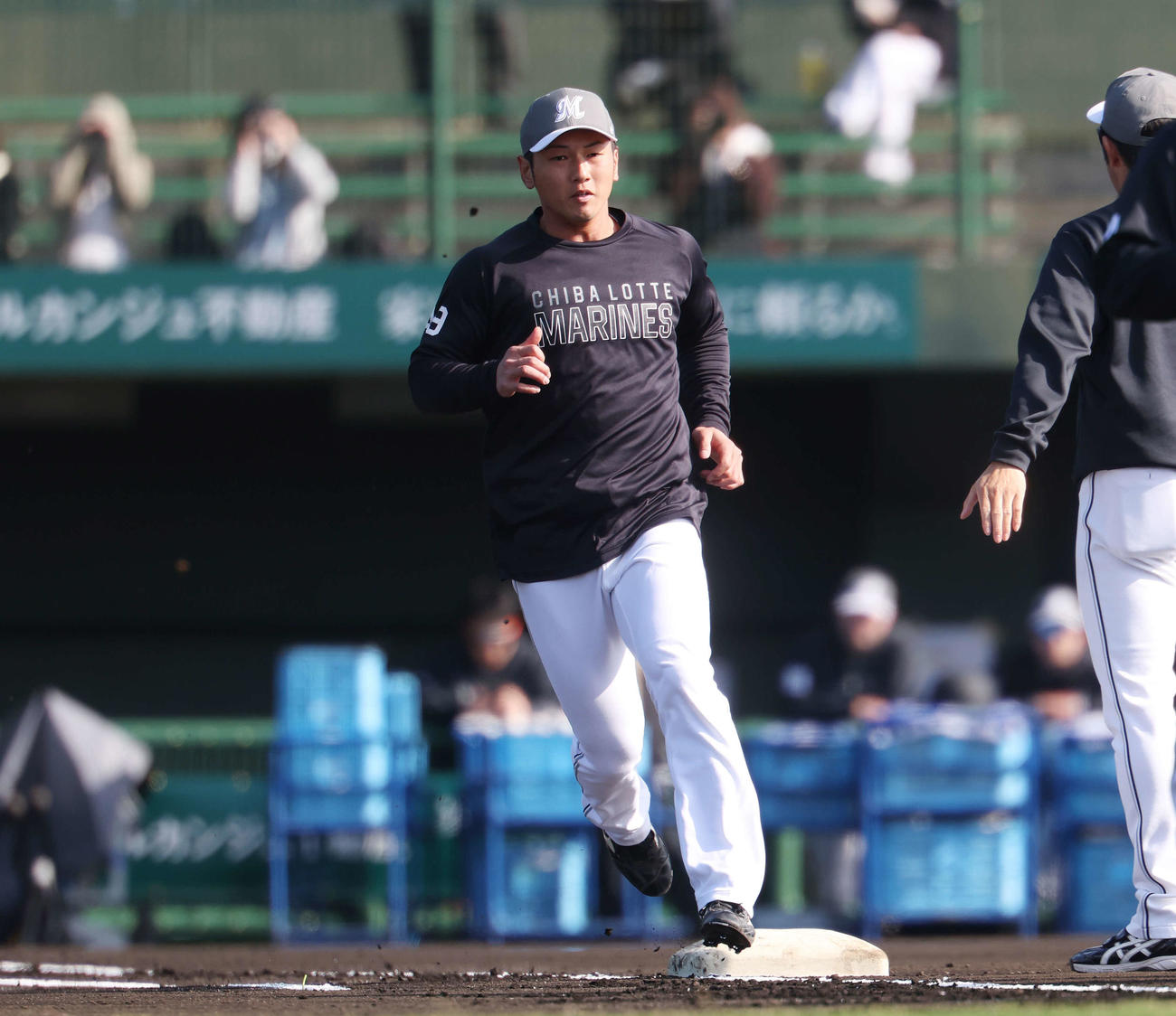 ベースランニングするロッテ立松（撮影・宮地輝）