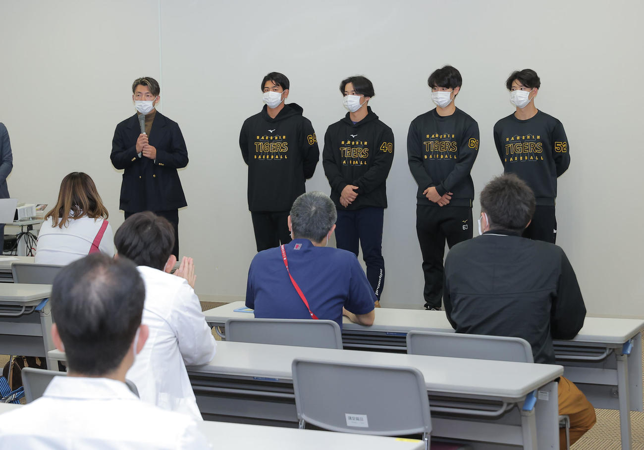 沖縄県立南部医療センター・こども医療センターを訪問した左から鳥谷敬氏、阪神岡留、井坪、石黒、山田
